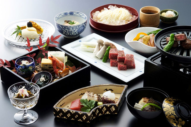 Zuppa e piatti tipici della cucina giapponese